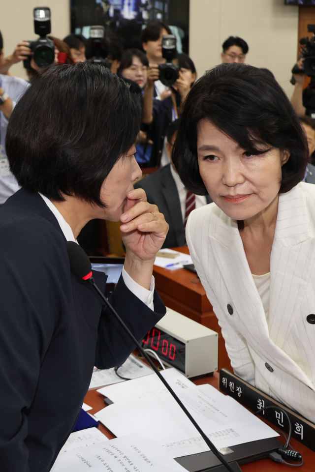 더불어민주당 소속 최민희 과학기술정보방송통신위원장이 24일 국회 과학기술정보방송통신위원회에서 열린 인사청문회에서 이진숙 방통위원장 후보자에게 귀엣말을 하고 있다. 연합뉴스