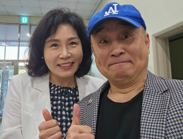 이재명 전 더불어민주당 대표의 배우자 김혜경씨와 개그맨 서승만씨. 서씨 페이스북 캡처