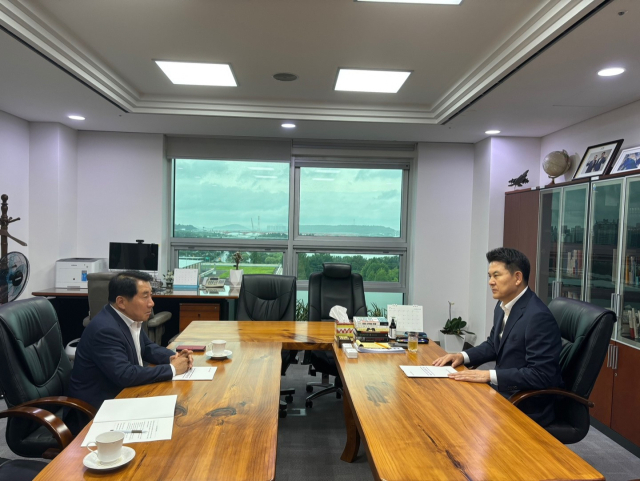 나동연 양산시장(왼쪽)이 지난 23일 국회를 방문해 김태호 국회의원(양산시을)을 만나 양산시 주요 현안사업 13건에 대한 재정 지원을 건의하고 있다. [사진=양산시]