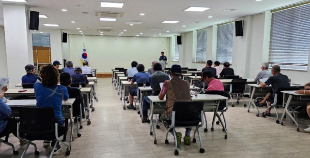 의성경찰서는 지난 22일 의성자활센터에서 유해야생동물 피해 방지단을 대상으로 안전 교육을 진행했다. 의성경찰서 제공.