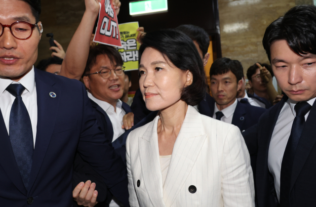 이진숙 방송통신위원장 후보자가 24일 야당 의원과 언론노조 조합원들의 항의를 받으며 서울 여의도 국회 과학기술정보방송통신위원회에서 열린 인사청문회에 출석하고 있다. 연합뉴스