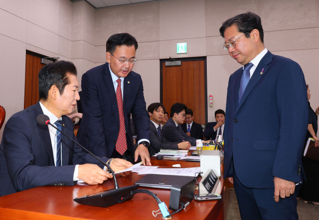 24일 오전 국회에서 법제사법위원회 전체회의 정청래 위원장이 국민의힘 간사인 유상범 의원, 더불어민주당 간사인 김승원 의원과 대화하고 있다. 연합뉴스