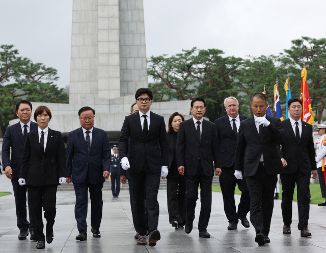 국민의힘 한동훈 대표와 추경호 원내대표 등 신임 지도부가 24일 오전 서울 동작구 국립현충원을 참배를 마친 뒤 이동하고 있다. 연합뉴스