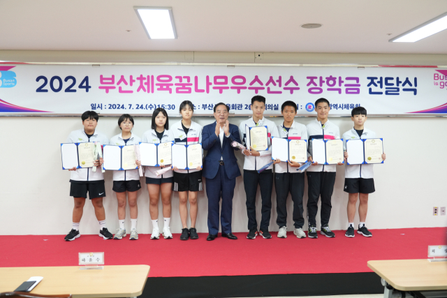 하윤수 부산시교육감(가운데)이 24일 오후 부산시체육회관에서 개최된 