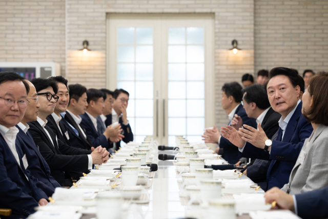 윤석열 대통령이 24일 서울 용산 대통령실 앞 파인그라스에서 국민의힘 한동훈 대표, 추경호 원내대표 등 신임 지도부 및 당 대표 후보 출마자들을 초청해 만찬을 함께 하고 있다. 연합뉴스
