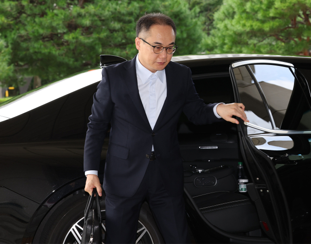 이원석 검찰총장이 25일 오전 서울 서초구 대검찰청으로 출근하고 있다. 연합뉴스