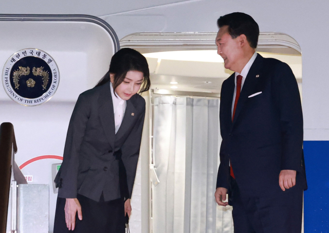 윤석열 대통령과 김건희 여사가 지난 8일 경기 성남 서울공항에서 북대서양조약기구(NATO·나토) 75주년 정상회의 참석을 위해 미국으로 출국하며 전용기인 공군 1호기에 올라 인사하고 있다. 연합뉴스