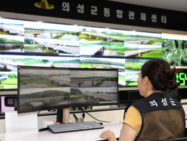 의성군 통합관제센터에서 실시간으로 하천 수위를 감시하며 재난 상황에 대비하고 있다. 의성군 제공.