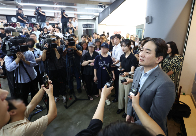 류화현 위메프 대표이사가 25일 새벽 서울 강남구 위메프 본사에서 정산 지연 사태로 상품을 환불받으려는 고객들을 응대하고 있다. 연합뉴스