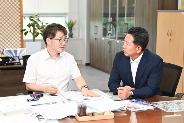 김장호 구미시장은 지난 24일 부처예산을 심사중인 기획재정부를 방문해 김동일 예산실장을 만나 국비지원을 요청했다. 구미시 제공