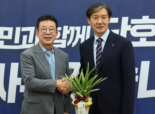 조국혁신당 조국 대표가 25일 오후 국회를 예방한 홍철호 대통령실 정무수석(왼쪽)과 악수하고 있다. 연합뉴스
