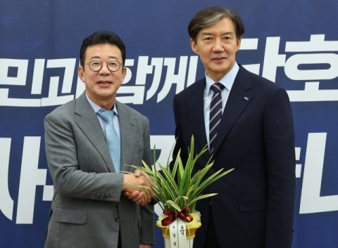 조국, 정중 사양했던 尹축하난 이번엔 받았다…