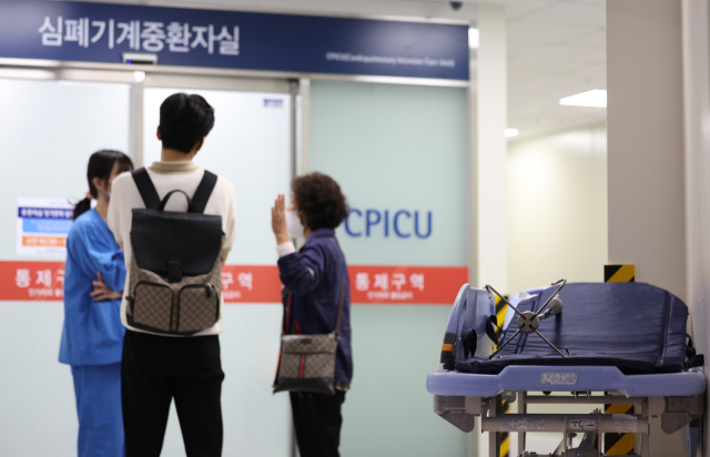 의정갈등이 이어지고 있는 5일 오전 서울 시내 한 대형병원 중환자실 인근에서 한 의료 관계자가 내원객들과 대화를 하고 있다. 연합뉴스