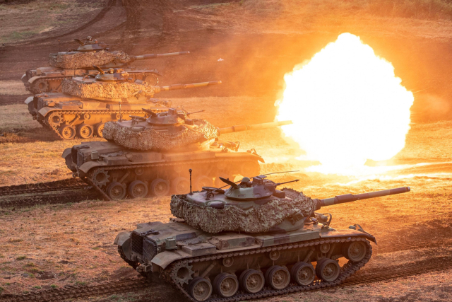 24일 대만 펑후제도에서 실시된 연례 한광훈련에 참가한 대만군 소속 M60A3 전차들이 불을 뿜으며 사격 훈련을 하고 있다. 한광훈련은 대만이 중국군의 무력 침공 상황을 가정해 격퇴 능력과 방어 태세를 점검하기 위해 1984년부터 해마다 실시해온 대규모 군사훈련이다. [대만 국방부 제공] 연합뉴스