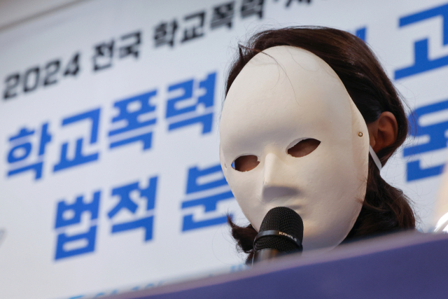 지난 7월 24일 오전 서울 서초구 푸른나무재단에서 열린 학교폭력 실태조사 기자회견에서 학교폭력 피해자 어머니가 발언하고 있다. 연합뉴스