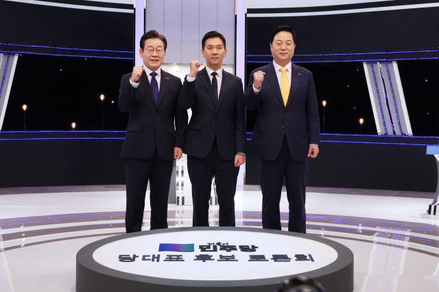 더불어민주당 이재명(왼쪽부터), 김지수, 김두관 대표 후보가 24일 밤 서울 여의도 KBS에서 2차 토론회를 시작하기에 앞서 기념촬영 하고 있다. 연합뉴스