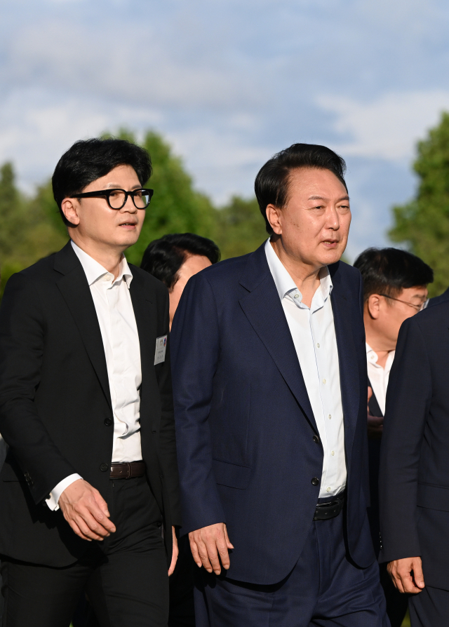 2024년 7월 24일 서울 용산 대통령실에서 열린 국민의힘 신임 지도부 초청 만찬에서 윤석열 대통령과 국민의힘 한동훈 대표가 함께 걷고 있는 모습. 연합뉴스