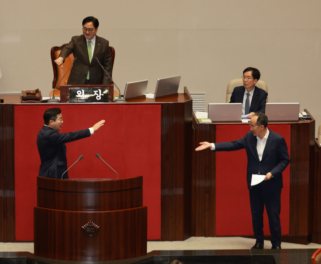25일 국회 본회의에서 국민의힘 추경호 원내대표가 우원식 국회의장에게 의사 진행 방식에 대해 항의하고 있다. 연합뉴스