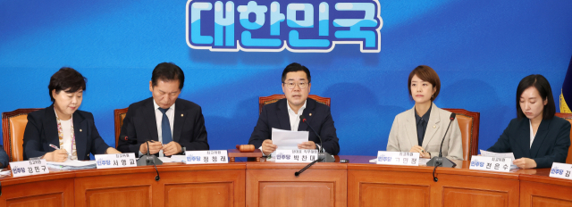 더불어민주당 박찬대 대표 직무대행 겸 원내대표(가운데)가 26일 국회에서 열린 최고위원회의에서 발언하고 있다. 연합뉴스