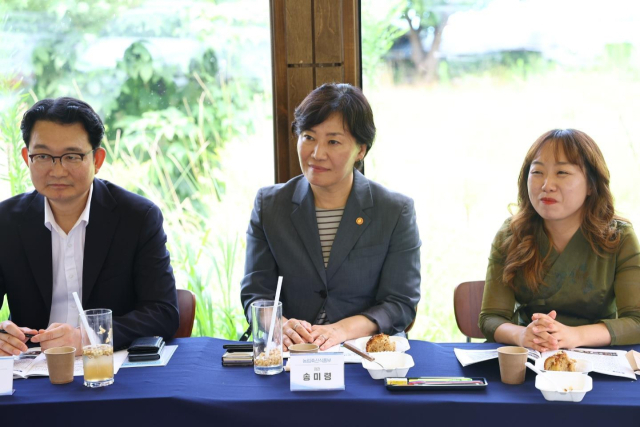 송미령 농림축산식품부 장관이 지난 25일 충남 예산군 간양길 카페를 방문, 기자들과 간담회를 하고 있다. 연합뉴스