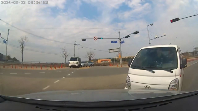 고의로 사고를 내는 A씨 차량. 경기 평택경찰서 제공.