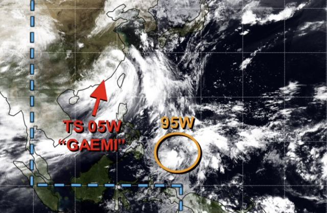 미국 합동태풍경보센터(JTWC, Joint Typhoon Warning Center) 감시 95W 열대요란(갈색 원). 향후 태풍으로 발달할 경우 5호 태풍 마리아가 될 가능성이 있다. 왼쪽 붉은색 화살표는 3호 태풍 개미