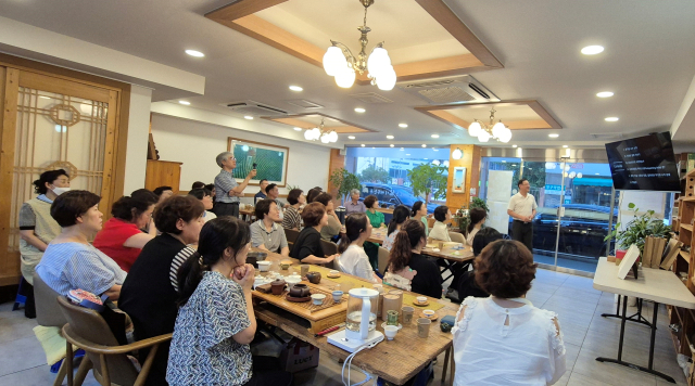 영남대학교의료원 영의차문화회 동아리는 지난 24일 7월 정기모임에 대구보건대학교 장기환 교수를 초청, 약전골목 약령다원에서 