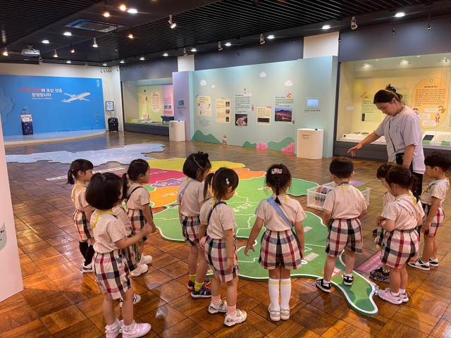 대구근대미술관을 찾은 어린이들이 특별기획전을 관람하고 있다. 대구문화예술진흥원 제공