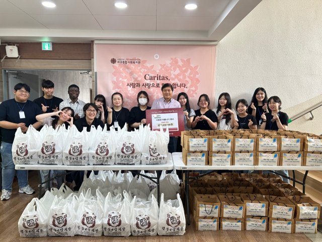 서구종합사회복지관(관장 이한성)이 지난 25일 중복을 맞이해 지역 내 어려운 이웃들을 위한 시원한 여름나기 행사를 진행했다. 서구종합사회복지관 제공