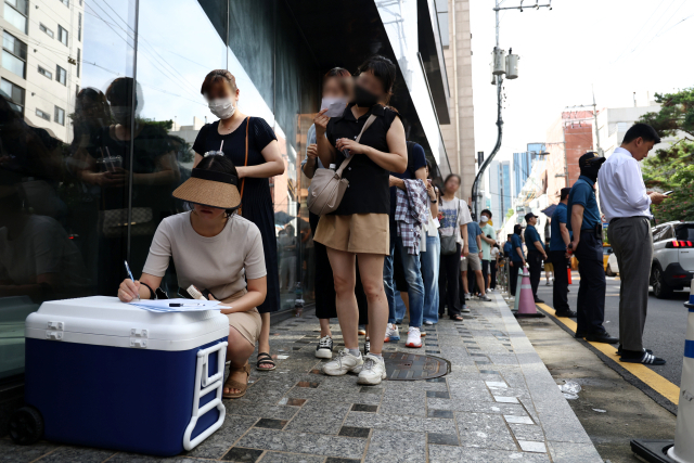 티몬·위메프 판매대금 정산 지연 사태가 이어진 26일 피해자가 서울 강남구 티몬 신사옥에서 환불을 받기 위해 대기번호를 적고 있다. 연합뉴스
