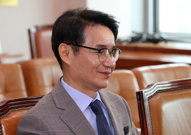 26일 오전 열린 서울 여의도 국회 법제사법위원회 전체회의에 증인으로 출석한 최재영 목사가 의원들의 의사진행 발언을 경청하며 미소짓고 있다. 연합뉴스