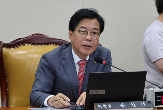 국민의힘 소속 송언석 국회 기획재정위원장이 지난 2일 서울 여의도 국회에서 기획재정위원회 첫 전체회의를 주재하고 있다. 연합뉴스