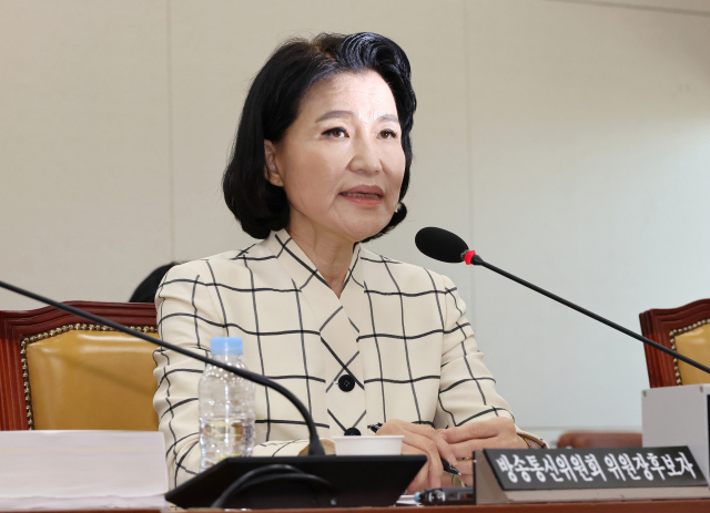 이진숙 방송통신위원장 후보자가 26일 오전 국회 과학기술정보방송통신위원회에서 열린 인사청문회에서 의원 질의에 답변하고 있다. 이 후보자의 인사청문회는 사흘째 진행 중이다. 민주당 측은 전날 자료 제출 미비를 이유로 청문회 연장을 단독 의결했다. 연합뉴스