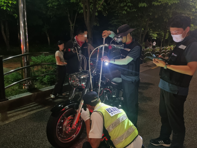 26일 오후 10시 40분쯤 대구 동구 봉무지하차도 인근에서 대구동부경찰서 교통경찰과 한국도로교통안전공단 대경지부 관계자가 오토바이 불법 개조 여부를 확인하고 있다. 김유진 기자