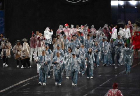 2024 파리 올림픽 개회식, 비옷 입고 환하게 웃는 대한민국 선수단 센강 따라 48번째 입장