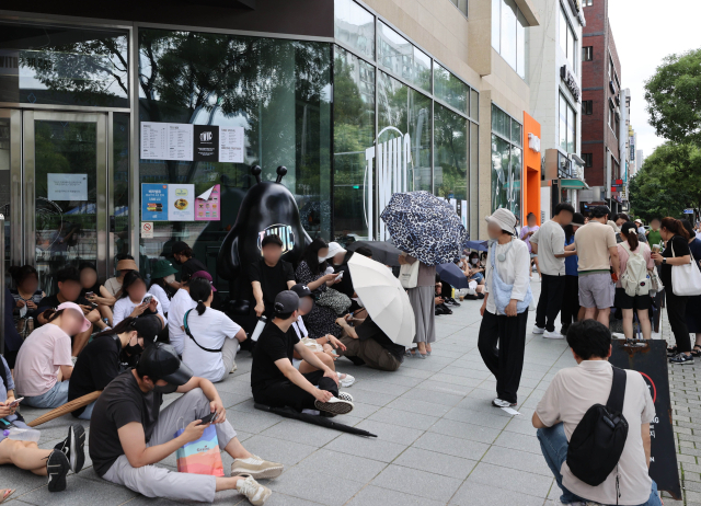 싱가포르 기반의 전자상거래(이커머스) 플랫폼 큐텐 계열사인 위메프와 티몬 정산 지연 사태가 점차 확산되고 있는 25일 서울 강남구 티몬 본사 앞에서 환불을 원하는 피해자들이 사측을 기다리고 있다 . 연합뉴스