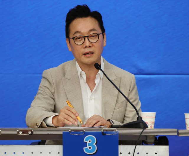 더불어민주당 정봉주 최고위원 후보가 25일 오후 서울 여의도 국회도서관 강당에서 열린 더불어민주당 최고위원 후보자 방송토론회에서 발언하고 있다. 연합뉴스