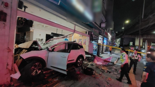 28일 오전 1시 25분쯤 부산 남구 문현동 한 거리에서 전기택시가 상가로 돌진했다. 이 사고로 60대 택시 운전자 A 씨가 부상을 입었다. 부산 남부경찰서 제공