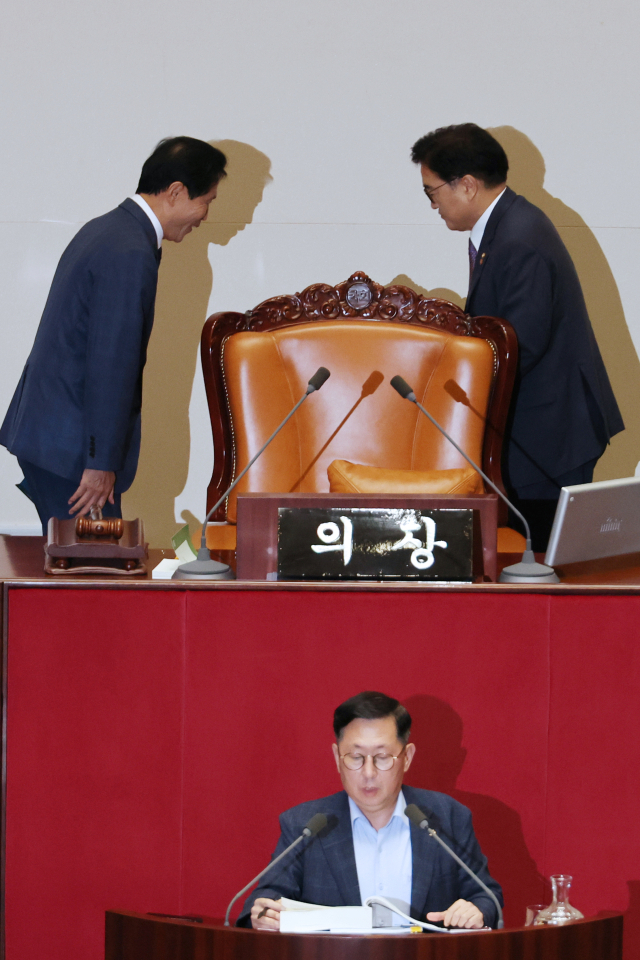 우원식 국회의장이 28일 오후 국회 본회의에서 국민의힘 유용원 의원의 방송문화진흥회법 반대 무제한토론이 진행되는 사이 더불어민주당 이학영 국회의장과 의장석을 교대하고 있다. 국민의힘 소속 주호영 국회부의장이 국회 본회의 사회를 거부함에 따라 우 의장과 이 부의장은 무제한토론이 사흘째 계속되는 동안 번갈아 가며 의장석을 지키고 있다. 연합뉴스