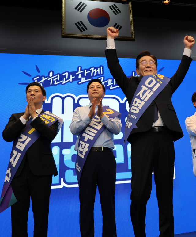 28일 오전 충남 공주 충남교통연수원에서 열린 더불어민주당 당대표·최고위원 후보자 합동연설회에 참석한 이재명 후보가 인사하고 있다. 연합뉴스