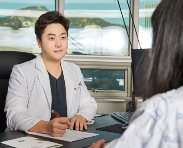 이대연 대구 포레스트한방병원 병원장이 환자를 진료하고 있다. 대구 포레스트한방병원 제공