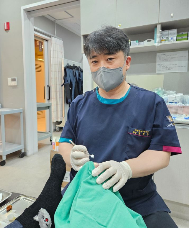 정원주 더본연합정형외과의원 원장이 당뇨발 괴사 부위를 치료하고 있다. 더본연합정형외과 제공