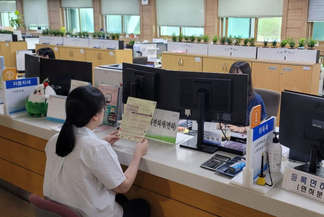 한 민원인이 영주시청 세무과를 방문, 면허 폐업 신고를 하고 있다. 영주시 제공