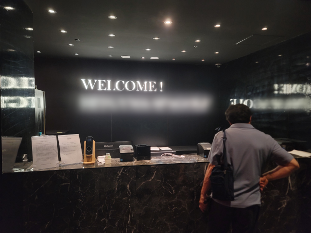 지난 29일 오후에 찾은 A헬스장의 한 점포. 안내데스크 직원 등의 모습은 찾아볼 수 없었고, 연락을 받고 황급히 헬스장을 찾은 손님들의 모습만 보였다. 박성현 기자