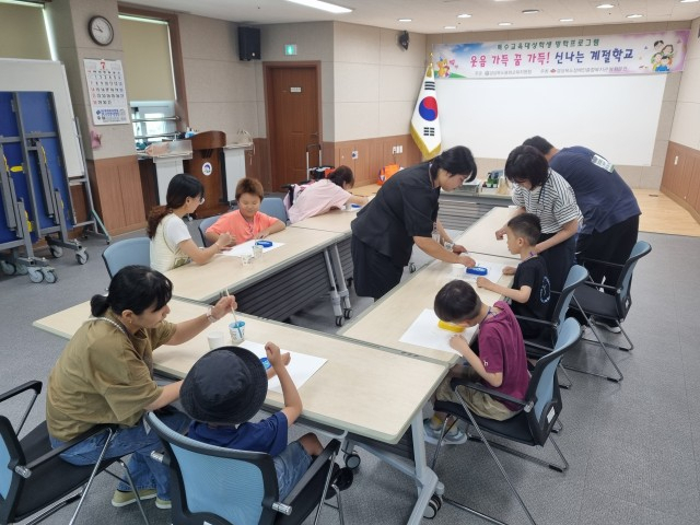 여름 계절학교에 참여한 학생들이 체험 교육을 받고 있다. 봉화교육지원청 제공