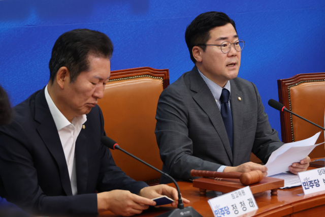 더불어민주당 박찬대 당대표 직무대행 겸 원내대표가 29일 오전 서울 여의도 국회에서 열린 최고위원회의에서 발언하고 있다. 연합뉴스