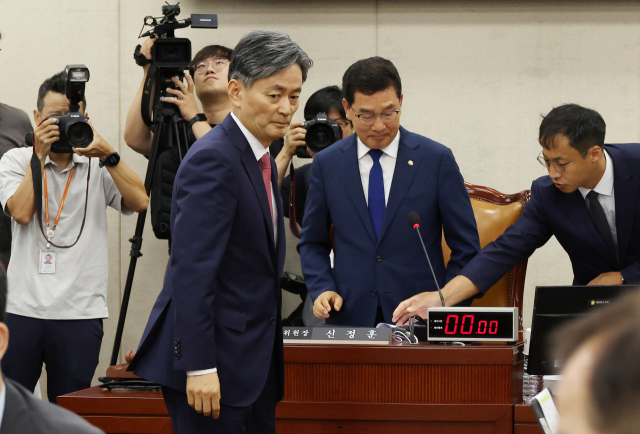 조지호 경찰청장 후보자가 29일 오전 국회 행정안전위원회에서 열린 인사청문회에서 더불어민주당 소속 신정훈 위원장에게 선서문을 제출한 뒤 돌아서고 있다. 연합뉴스