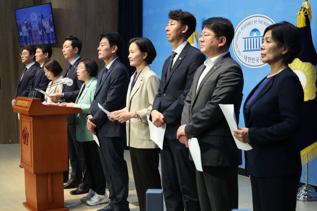 국회 과학기술정보방송통신위원회 소속 야당 의원들이 28일 오후 국회 소통관에서 이진숙 방송통신위원장 후보자의