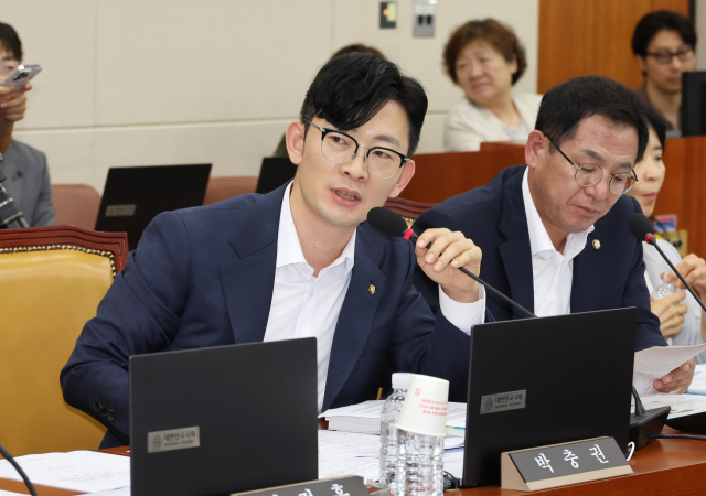 16일 오후 국회에서 이진숙 방통위원장 후보자 인사청문회 실시계획서 채택, 방송법 개정안 등을 상정하는 국회 과학기술정보방송통신위원회 전체회의가 열리고 있다. 국민의힘 박충권 의원이 발언하고 있다. 연합뉴스