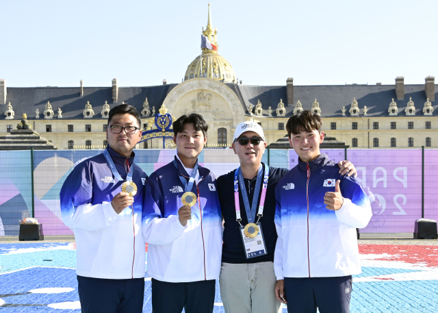 정의선 현대차그룹 회장(왼쪽 세 번째)이 29일(현지시간) 프랑스 파리에서 열린 2024 파리 올림픽 남자양궁 단체전에서 금메달을 딴 국가대표 김우진, 이우석, 김제덕 선수와 기념 촬영하고 있다. 연합뉴스